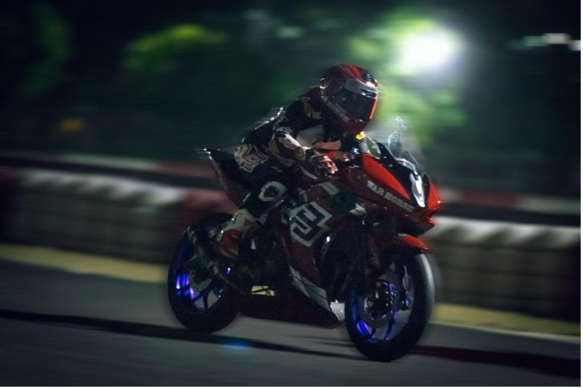 在夜晚的赛道上突破摩托车竞速的分秒极限