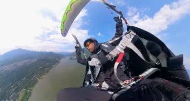 特技滑翔伞挑战高空极限御风回旋